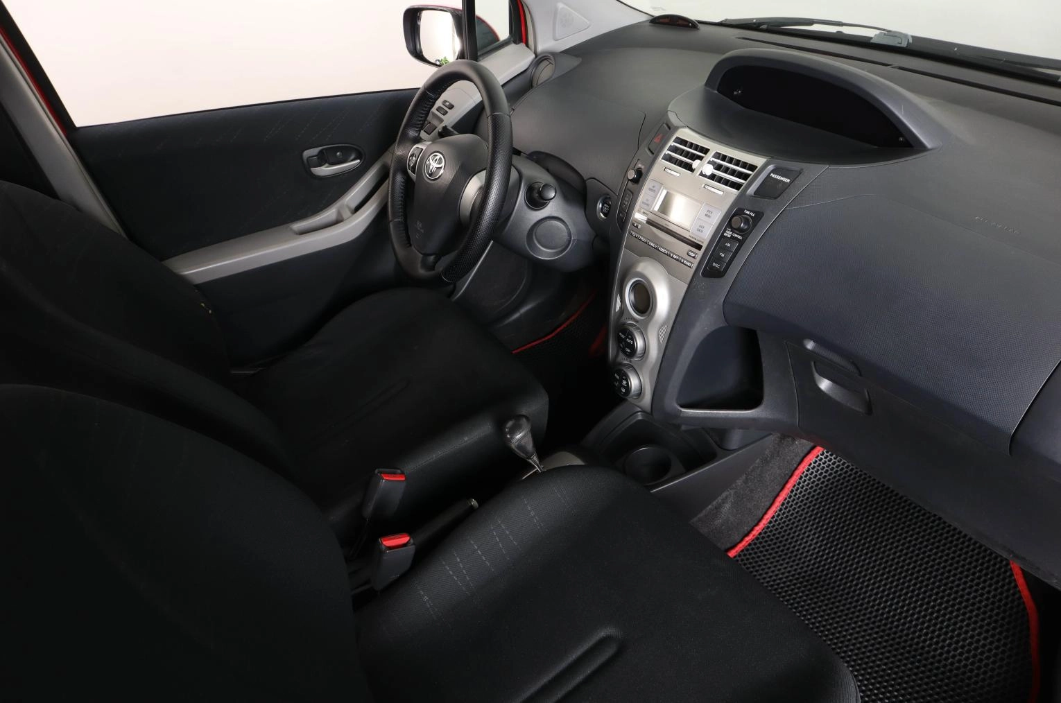 Toyota Yaris 12 из 23