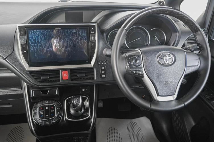 Toyota Esquire 15 из 23