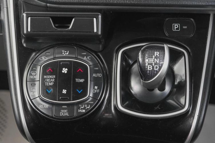 Toyota Esquire 20 из 23