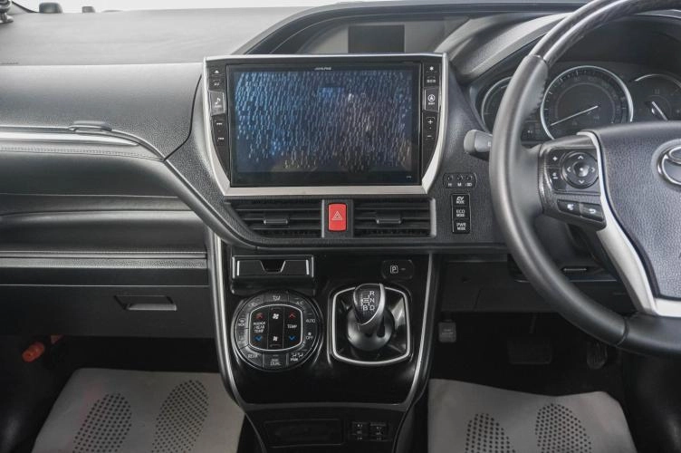 Toyota Esquire 19 из 23