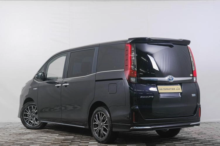 Toyota Esquire 4 из 5