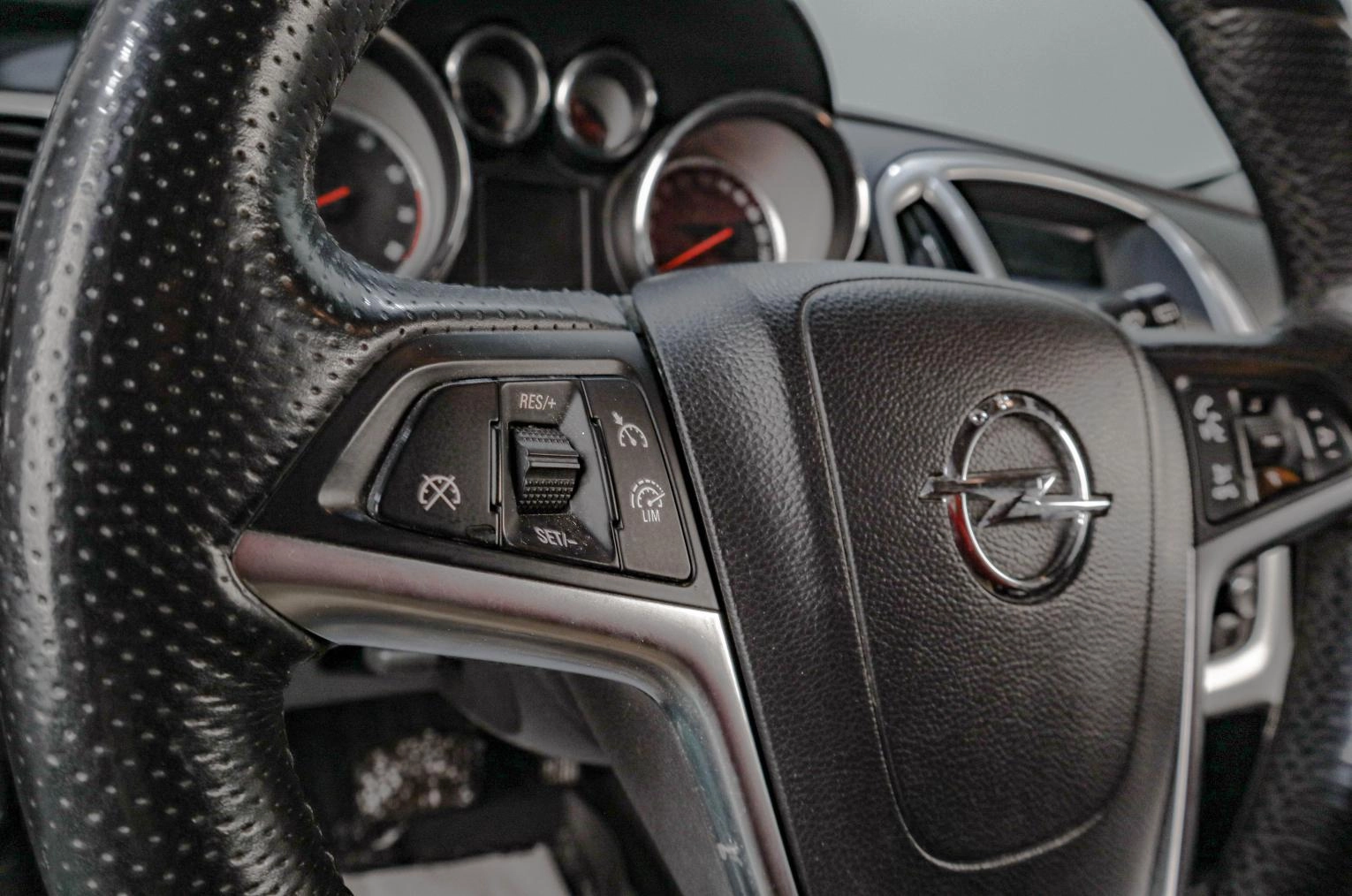 Opel Astra GTC 10 из 15