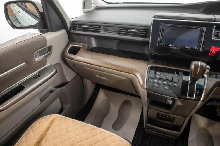 Honda Stepwgn 24 из 30