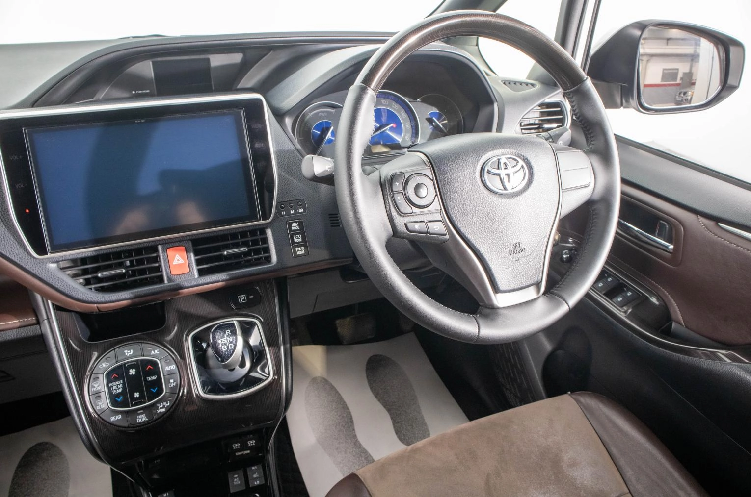 Toyota Esquire 17 из 29