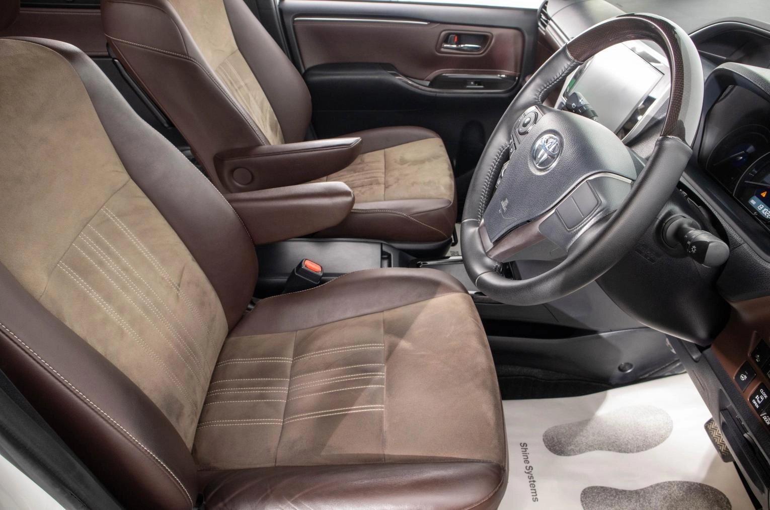 Toyota Esquire 11 из 29