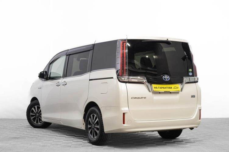 Toyota Esquire 6 из 6