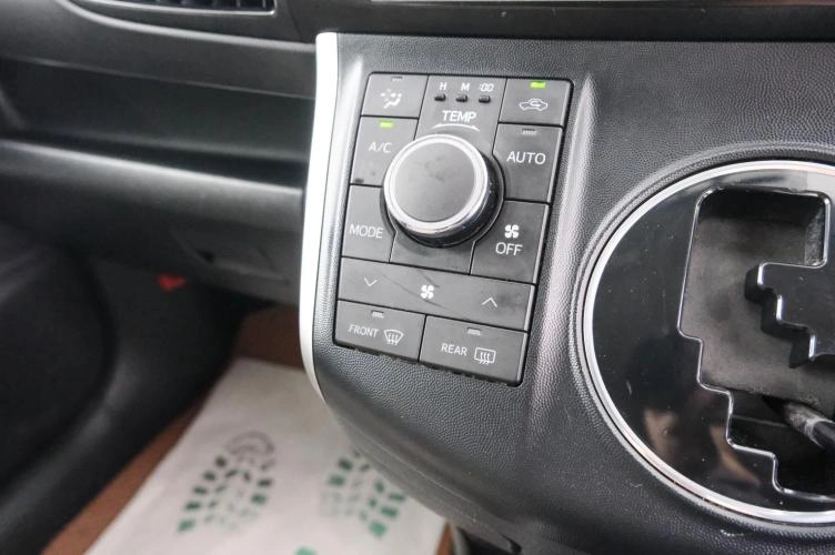 Toyota Wish 17 из 23