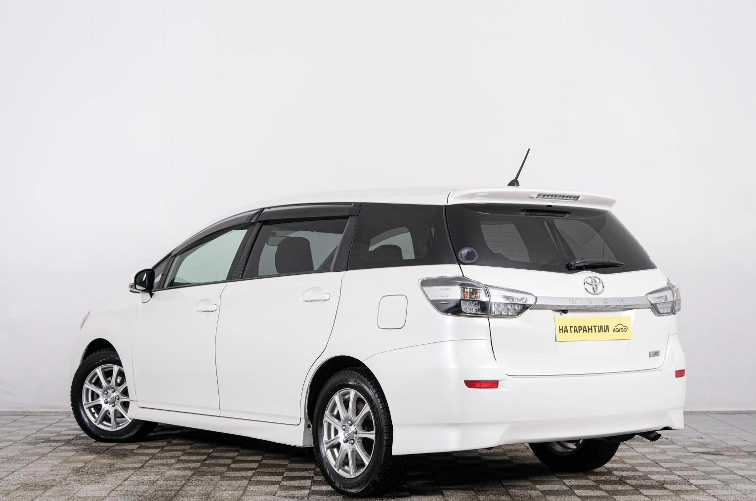 Toyota Wish 4 из 22