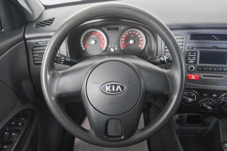 KIA Rio 15 из 19