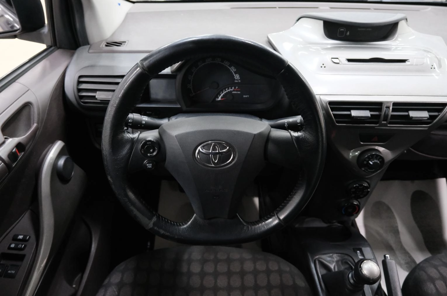 Toyota iQ 11 из 21