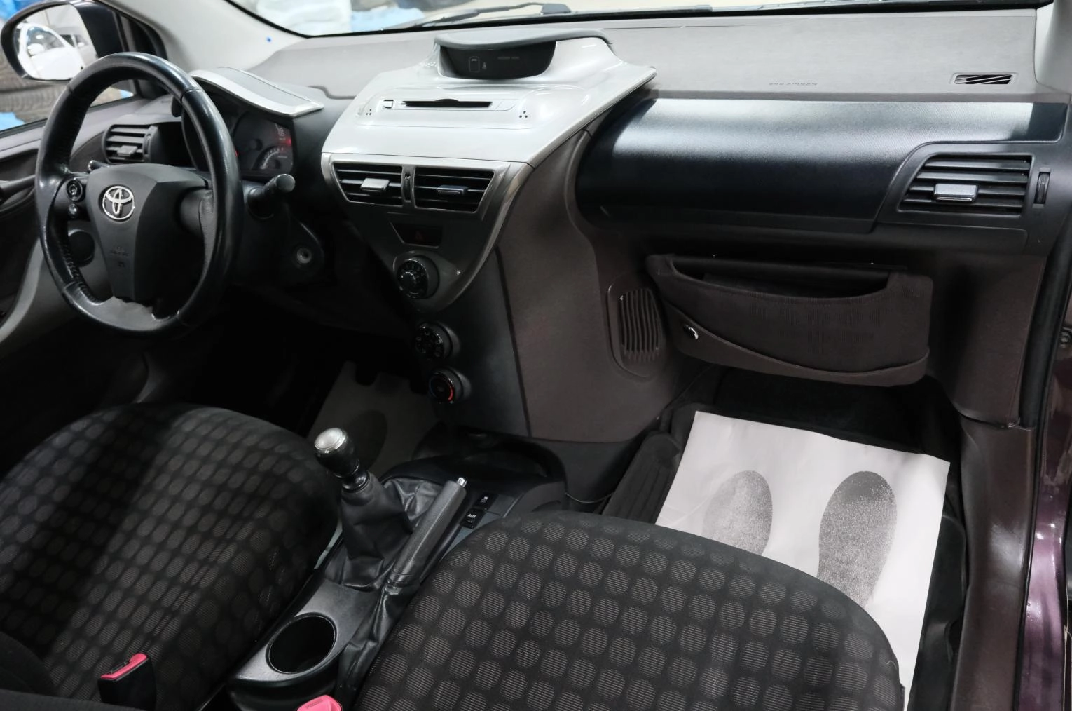 Toyota iQ 18 из 21