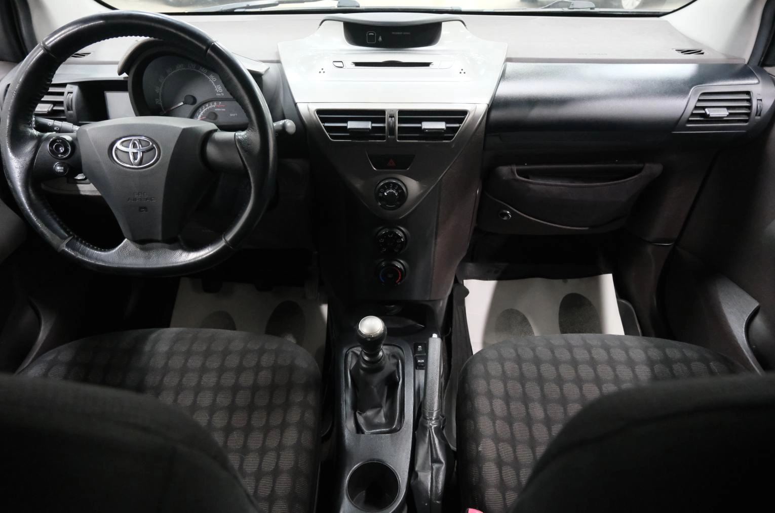 Toyota iQ 13 из 21