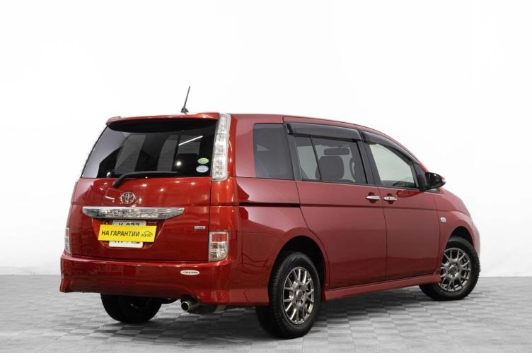 Toyota Isis 4 из 6