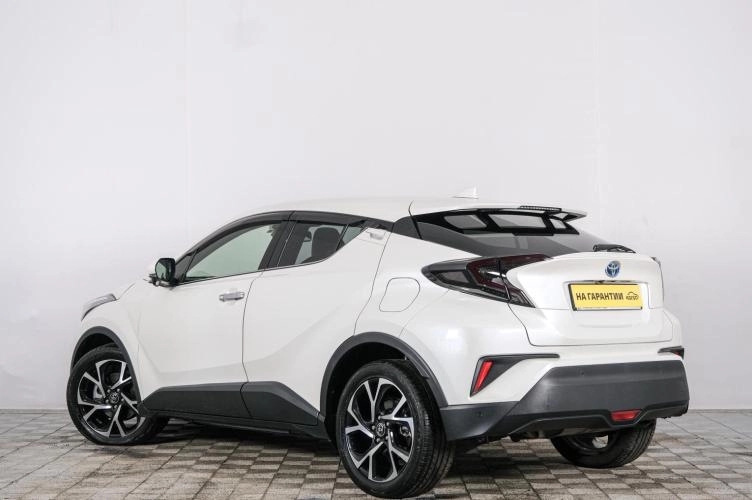 Toyota C-HR 4 из 6