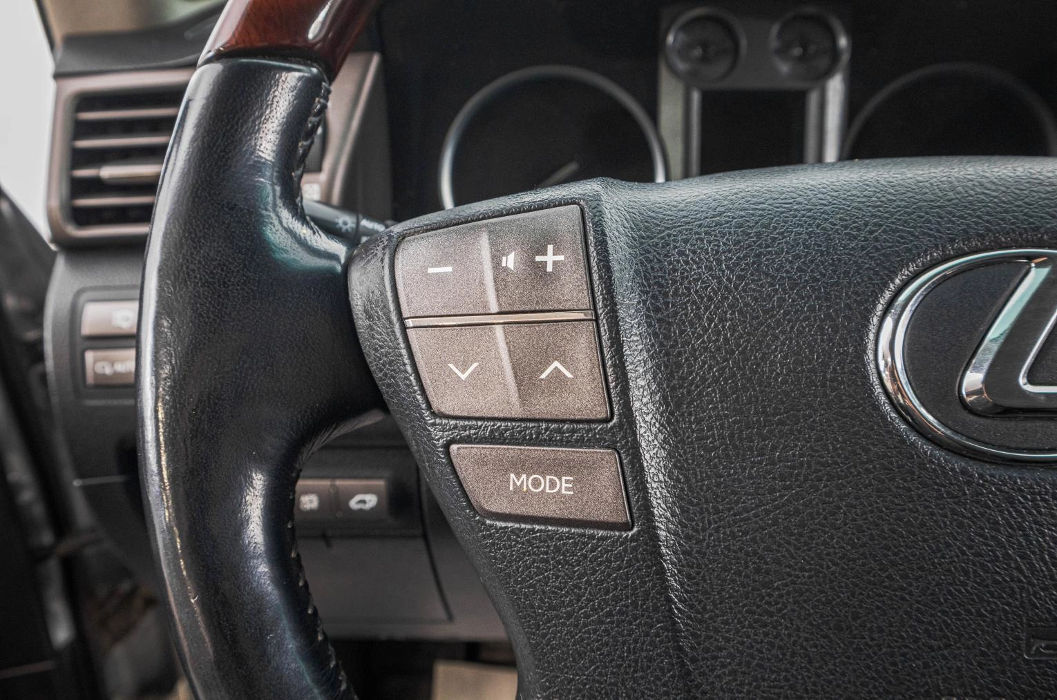 Lexus LX 18 из 41