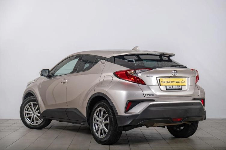 Toyota C-HR 5 из 6