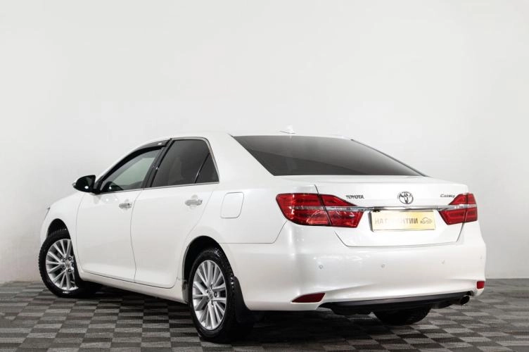 Toyota Camry 4 из 5