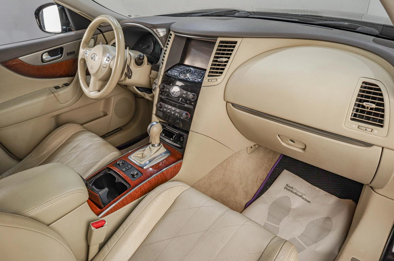 Infiniti QX70 24 из 27