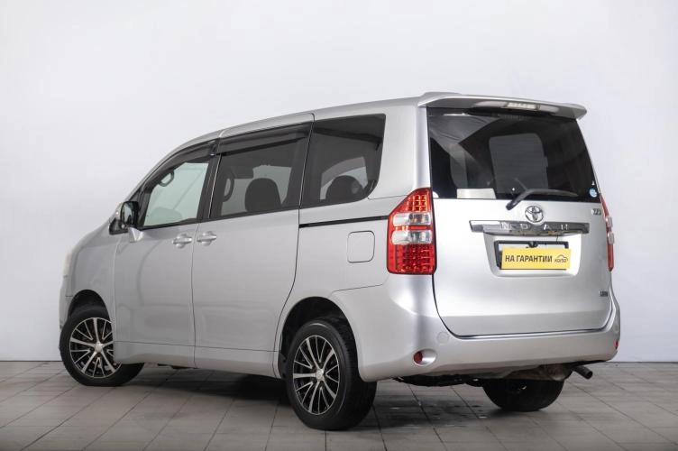 Toyota Noah 5 из 6