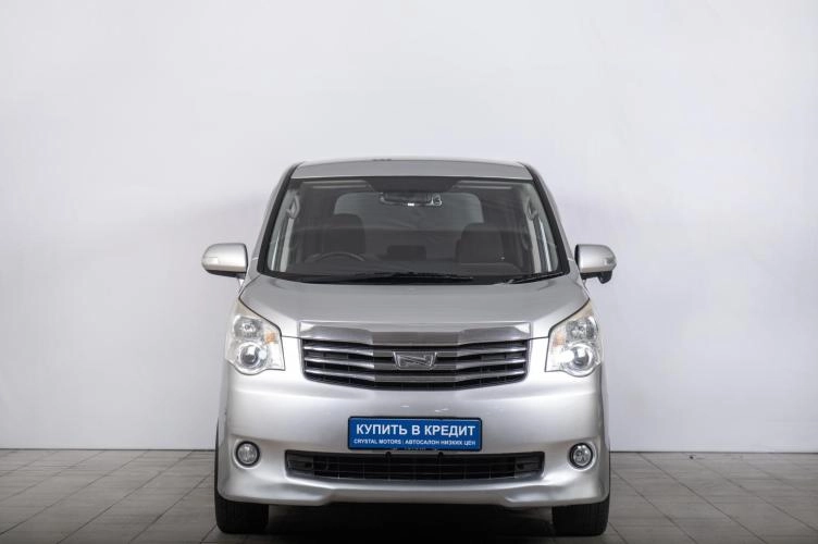Toyota Noah 3 из 6
