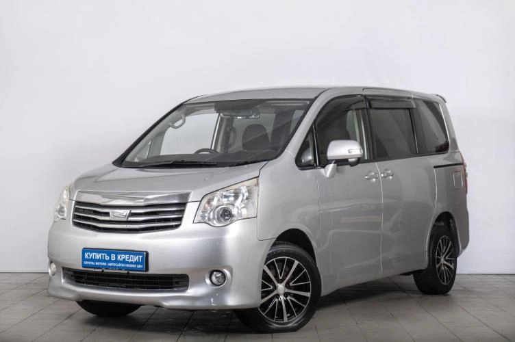 Toyota Noah 2 из 6