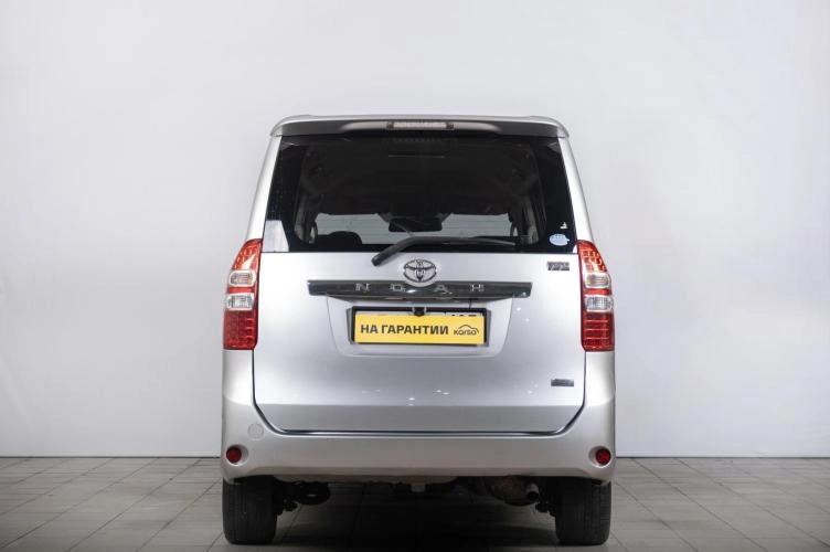 Toyota Noah 4 из 6