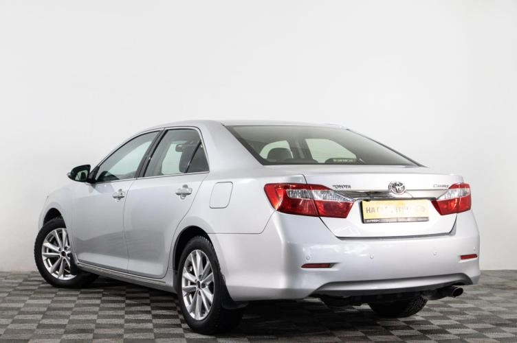 Toyota Camry 4 из 5