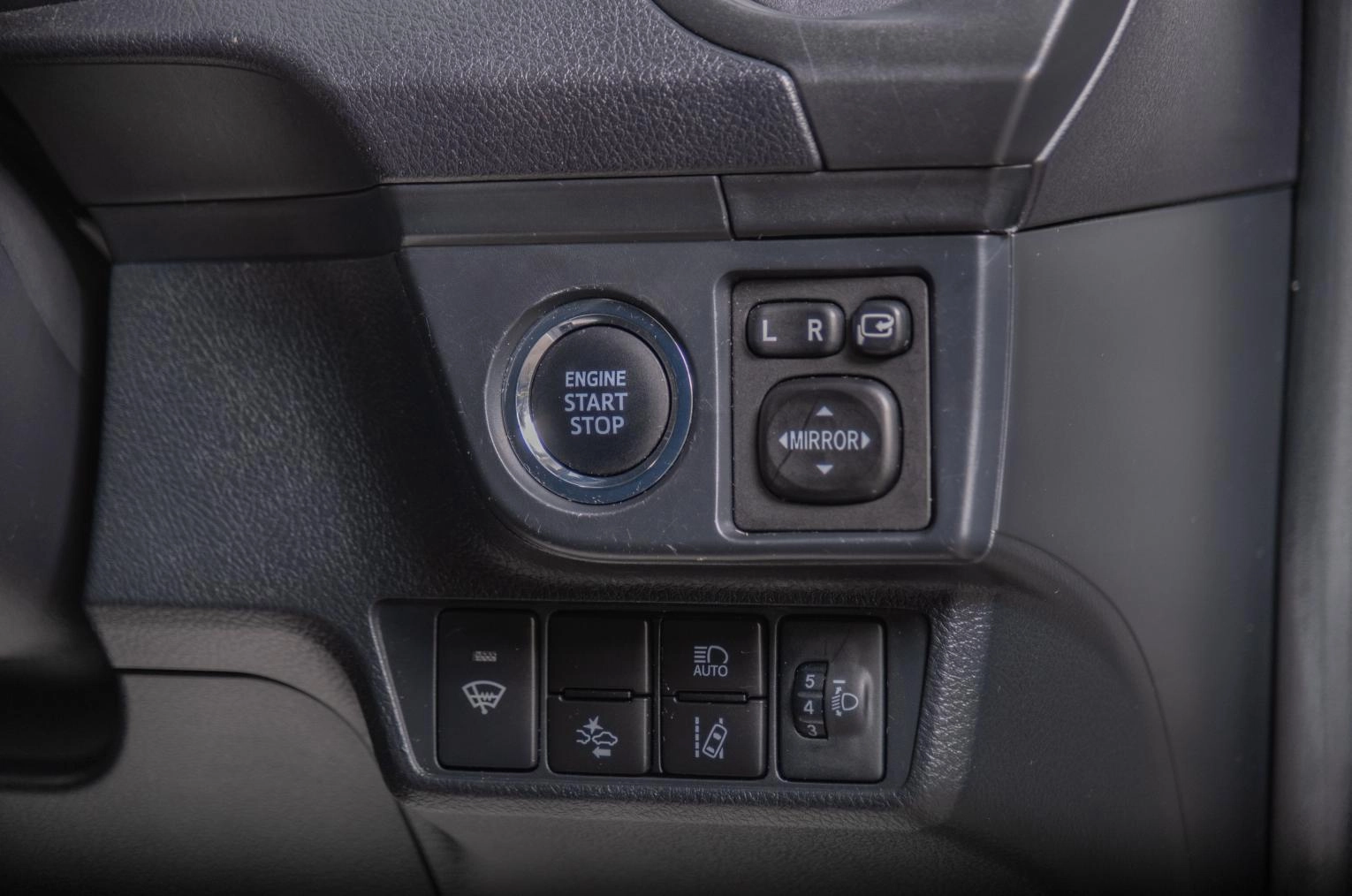 Toyota Corolla Axio 8 из 14