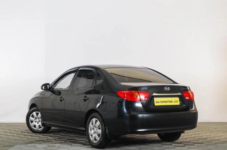 Hyundai Elantra 4 из 6