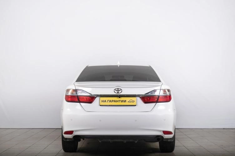 Toyota Camry 4 из 6