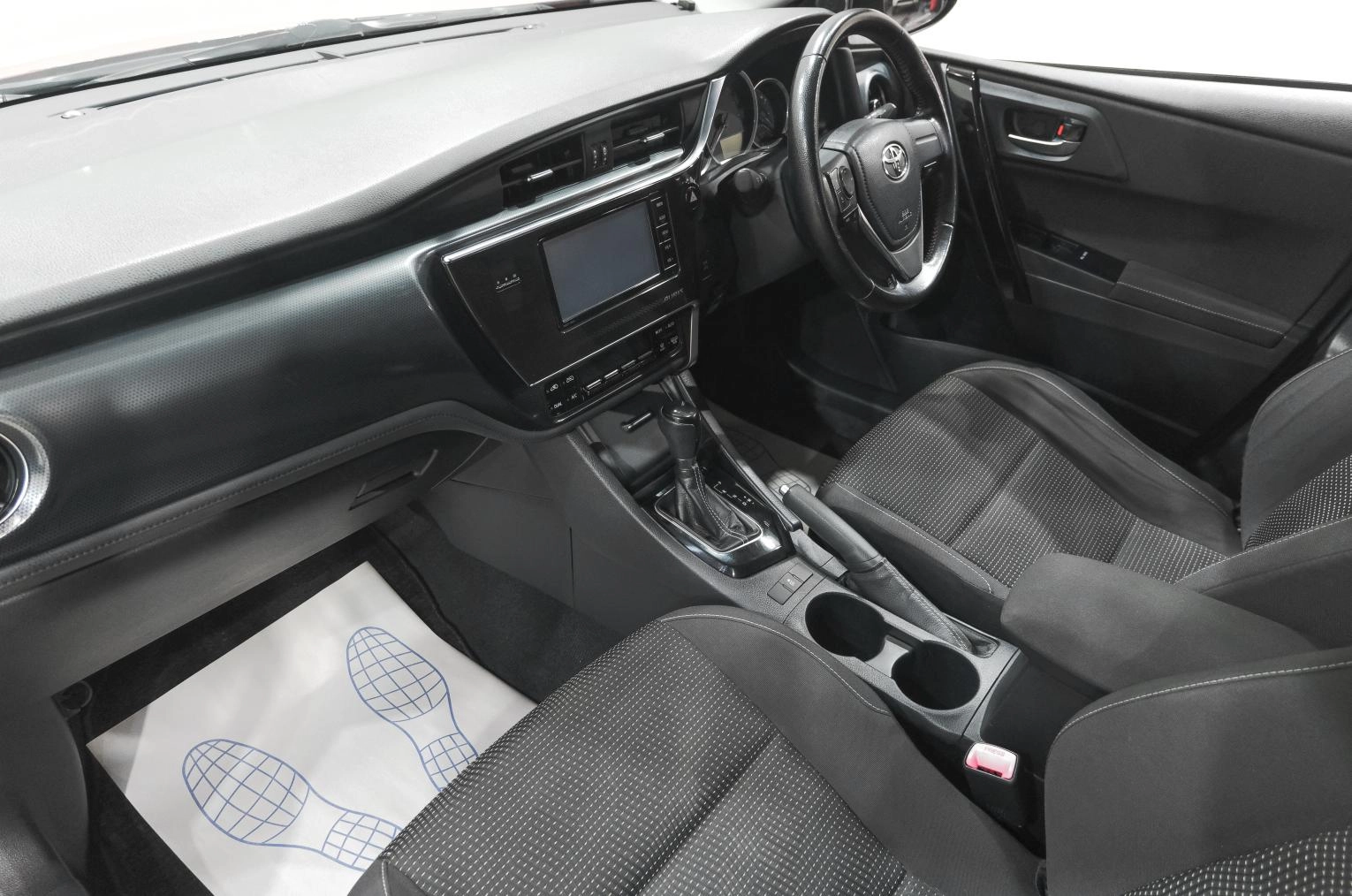 Toyota Auris 14 из 30