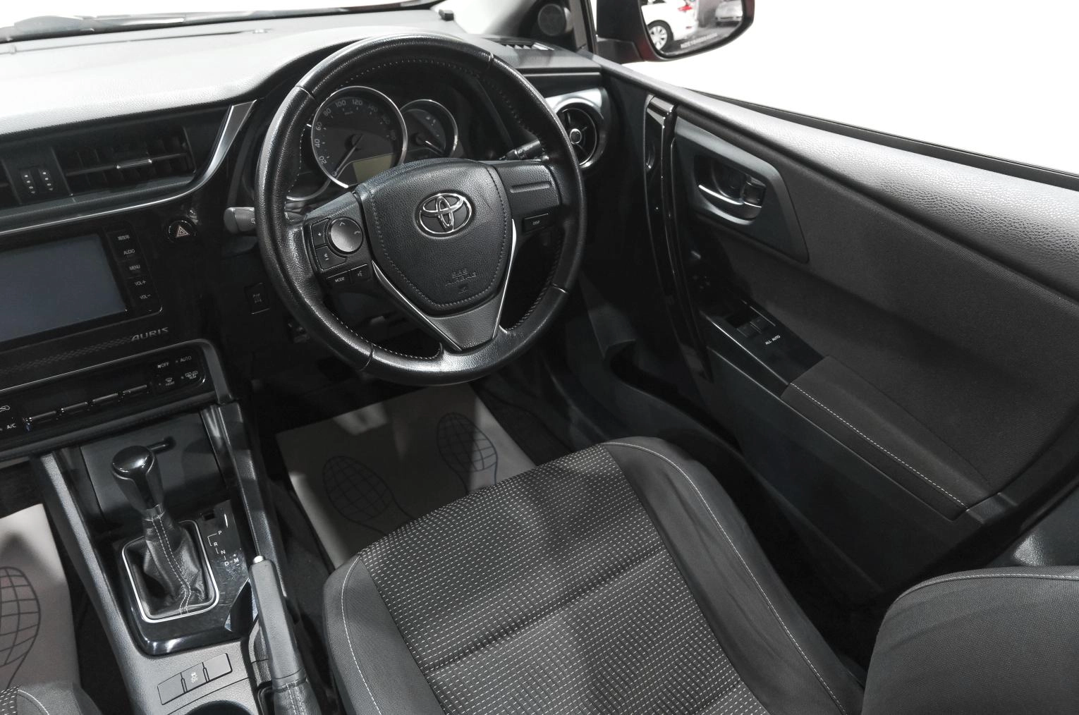 Toyota Auris 16 из 30