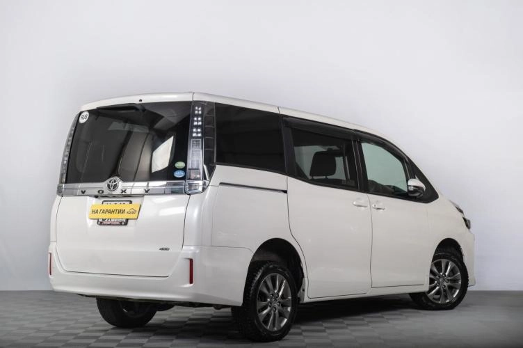 Toyota Voxy 6 из 6