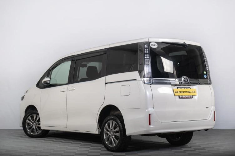 Toyota Voxy 5 из 6