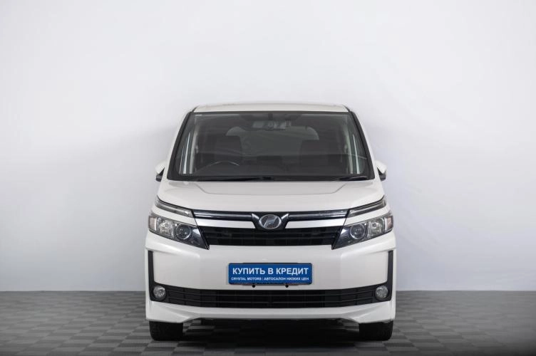 Toyota Voxy 3 из 6