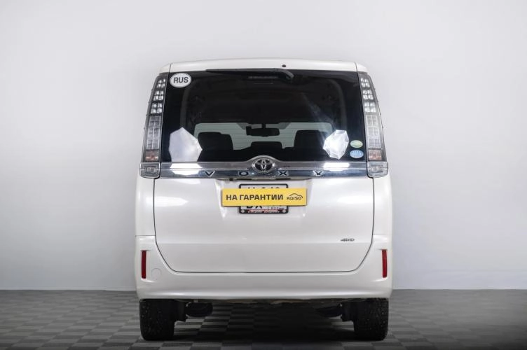 Toyota Voxy 4 из 6