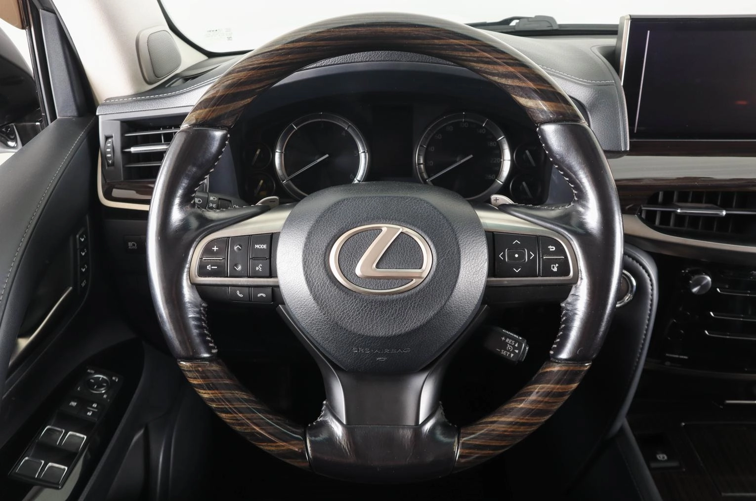 Lexus LX 18 из 33