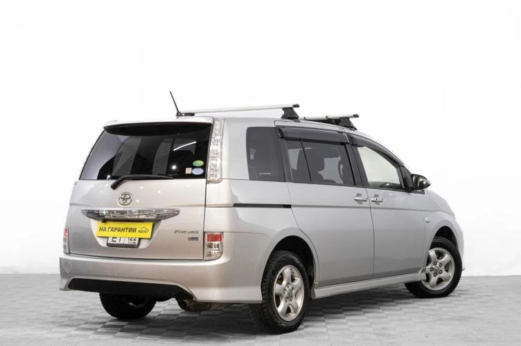 Toyota Isis 4 из 5