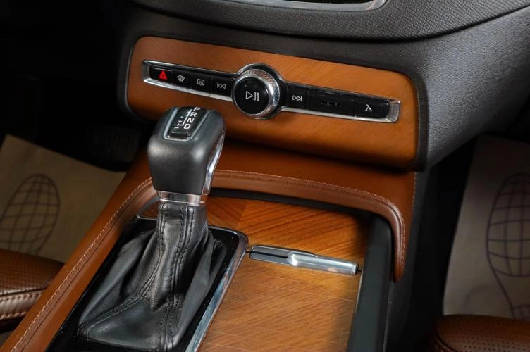 Volvo XC90 17 из 21