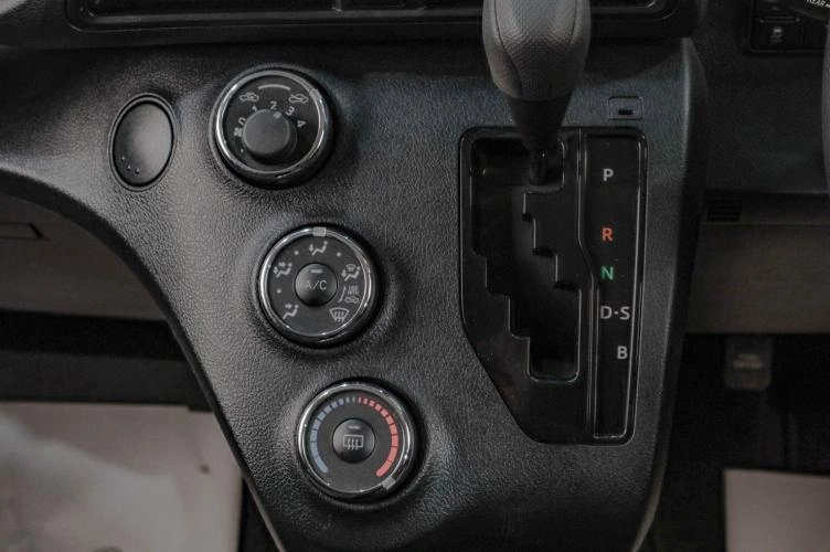 Toyota Sienta 13 из 18