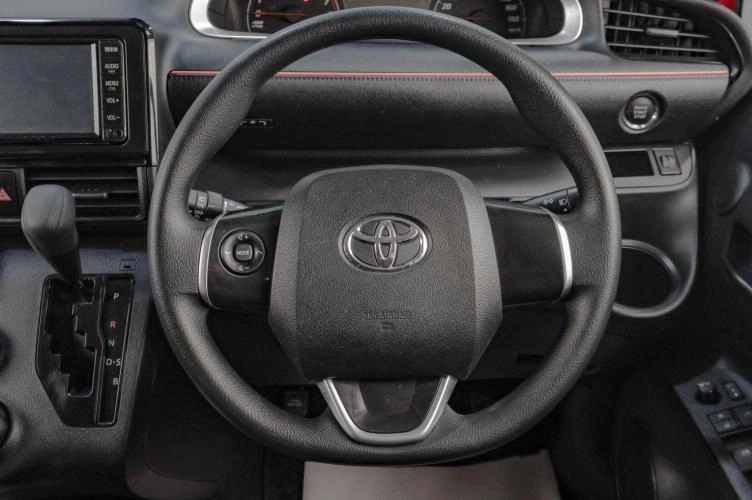 Toyota Sienta 12 из 18
