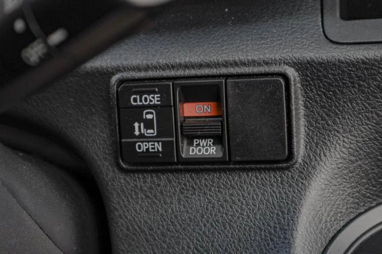 Toyota Sienta 7 из 18