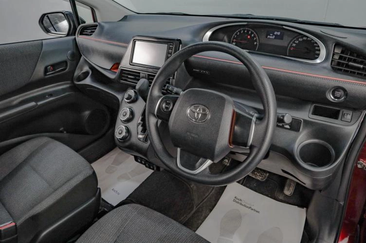 Toyota Sienta 8 из 18