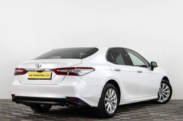 Toyota Camry 6 из 6