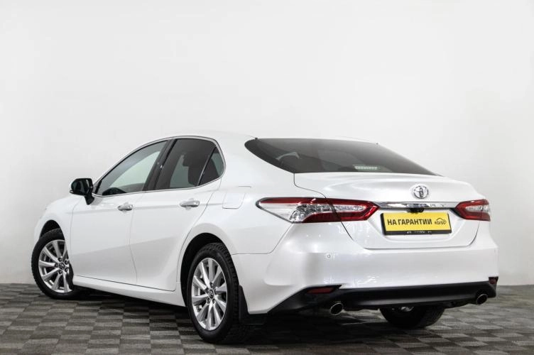 Toyota Camry 4 из 6