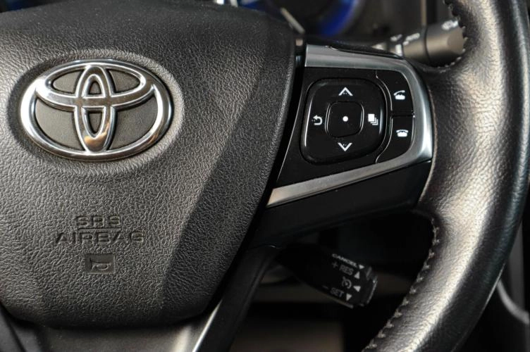 Toyota Camry 15 из 19