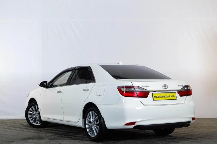 Toyota Camry 4 из 6