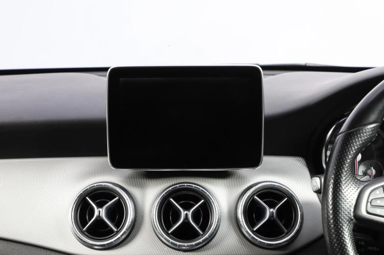Mercedes-Benz CLA-класс 14 из 19