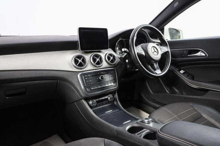 Mercedes-Benz CLA-класс 16 из 19
