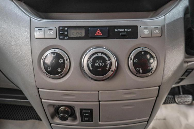 Toyota Voxy 11 из 14